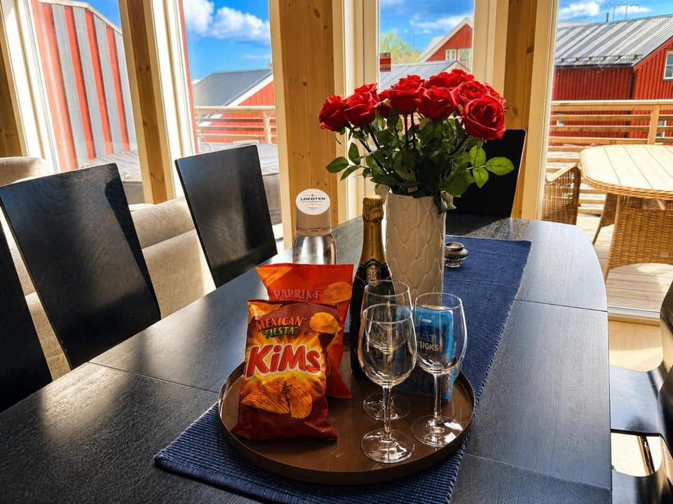 KB - Nordic Luxury Rorbu with Jacuzzi Villa in Lofoten