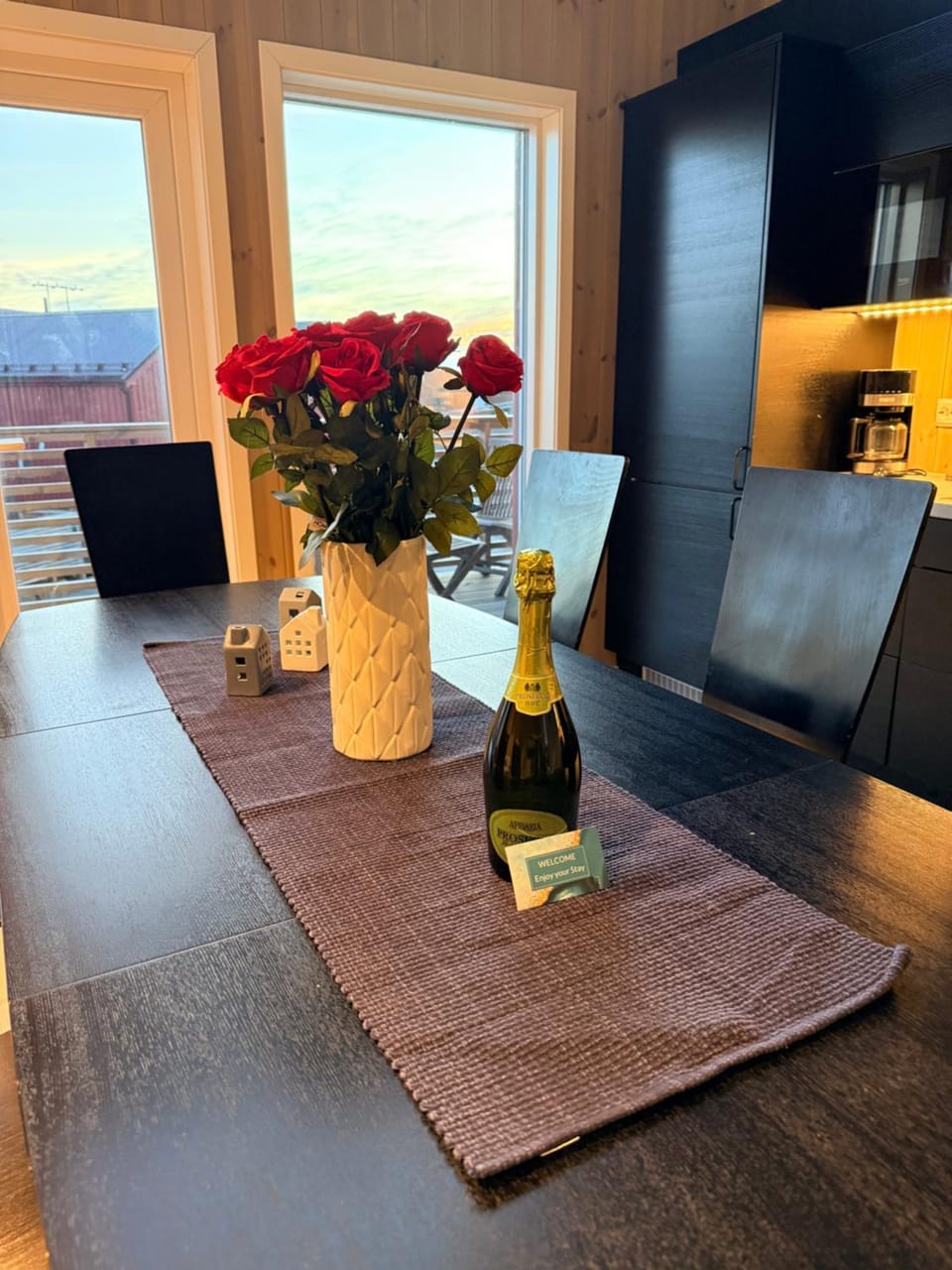 Kitchen or kitchenette, Dining area