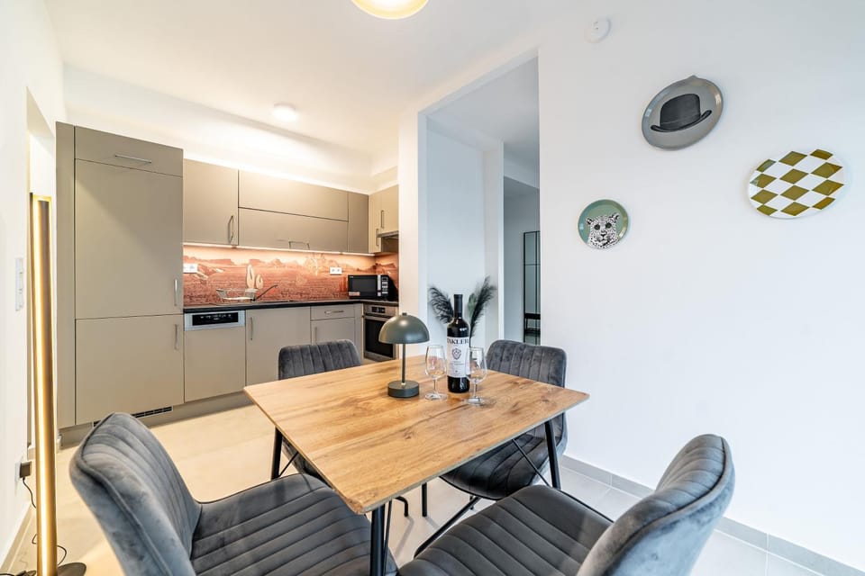Kitchen or kitchenette, Seating area, Dining area