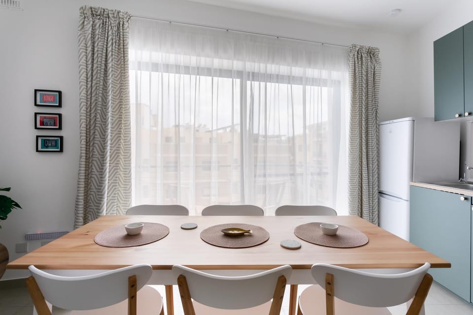 Kitchen or kitchenette, Seating area, Dining area