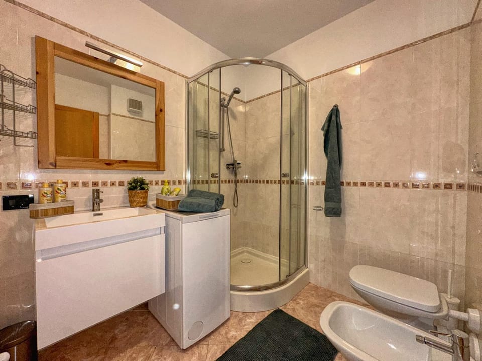 Shower, Toilet, Bathroom, bidet, towels