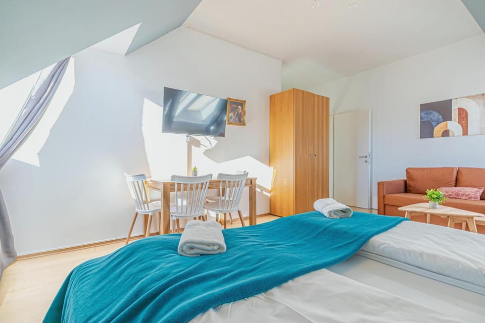 Bed, TV and multimedia, Photo of the whole room, Seating area, Dining area, Bedroom, towels, wardrobe