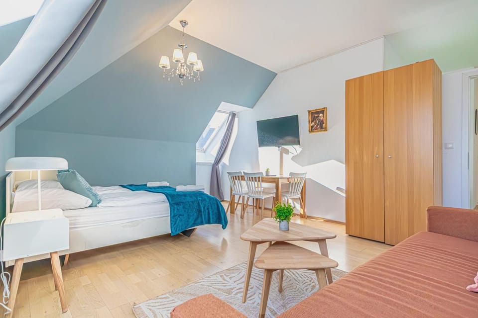 Bed, TV and multimedia, Seating area, Dining area, Bedroom, wardrobe