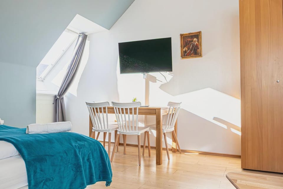 Bed, TV and multimedia, Seating area, Dining area, Bedroom