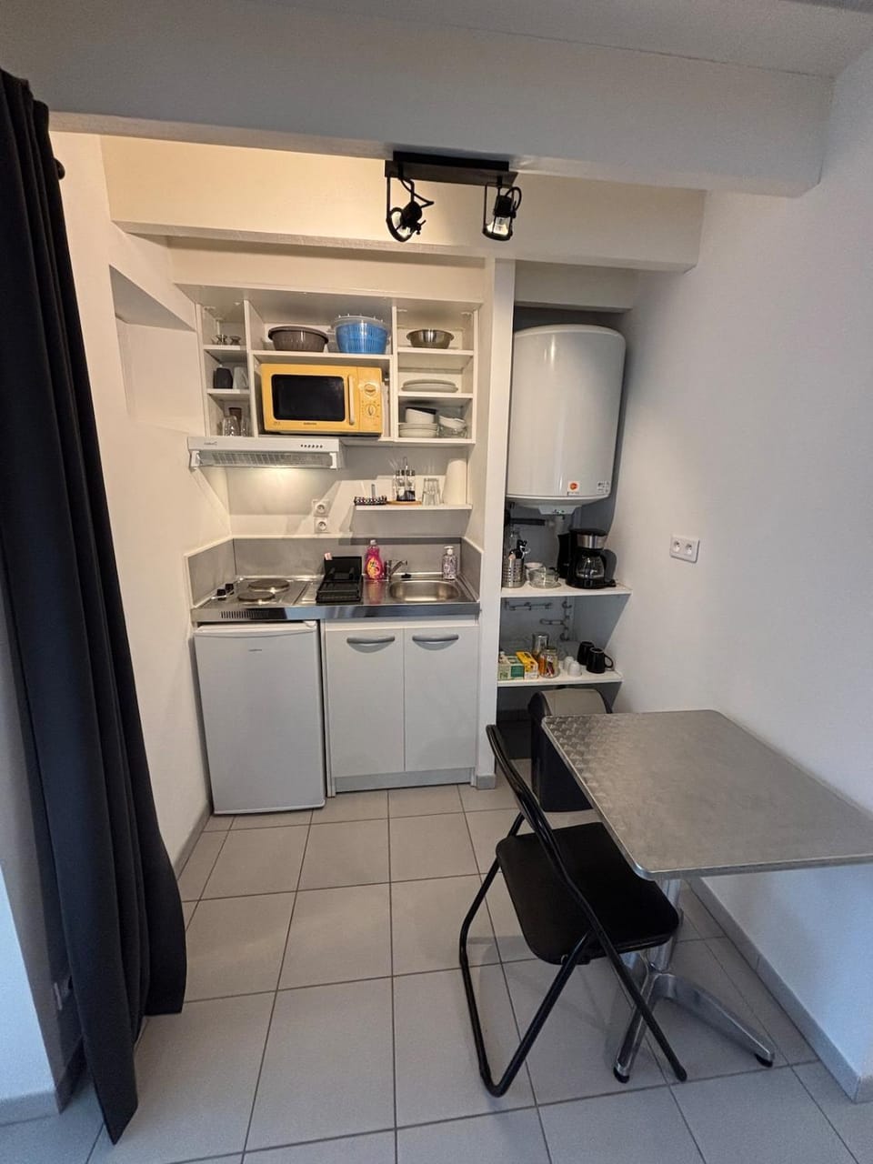 Kitchen or kitchenette, Dining area