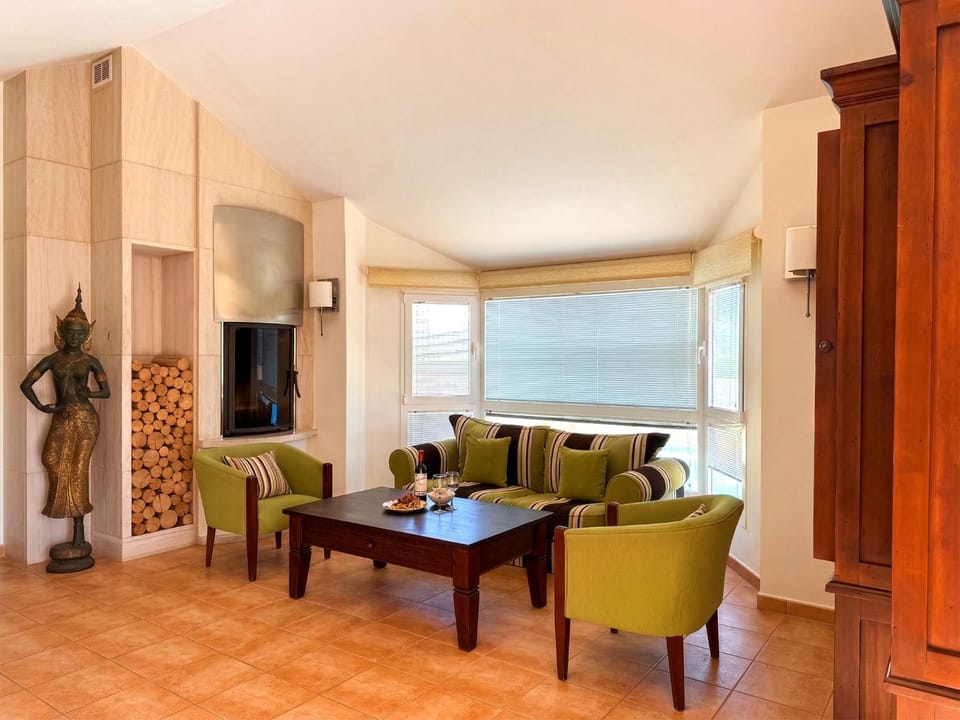 Communal lounge/ TV room, TV and multimedia, Living room, Seating area, fireplace