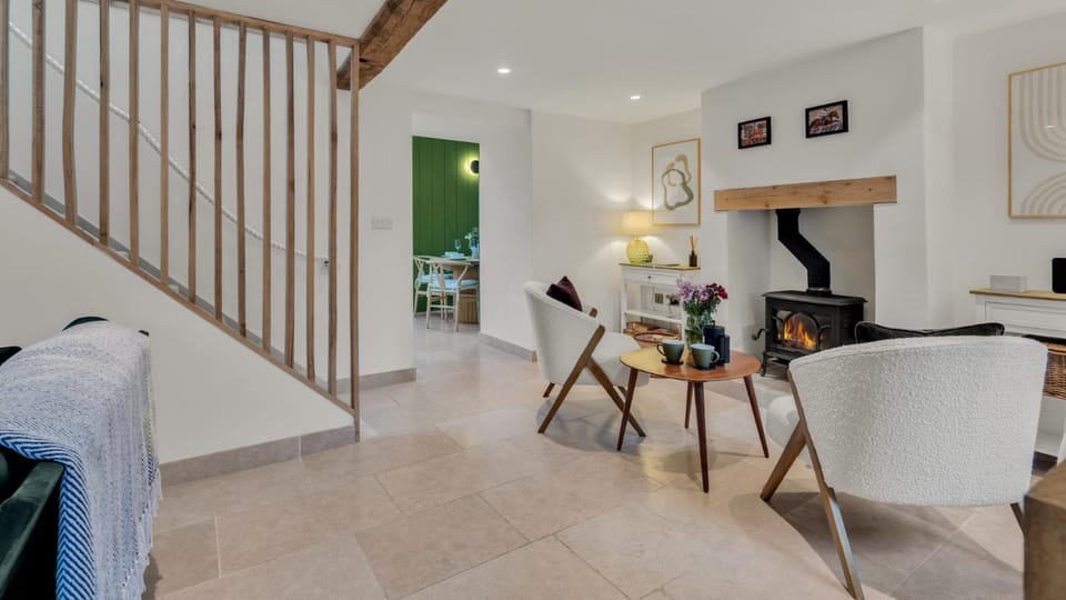 Living room, Seating area, Dining area, fireplace