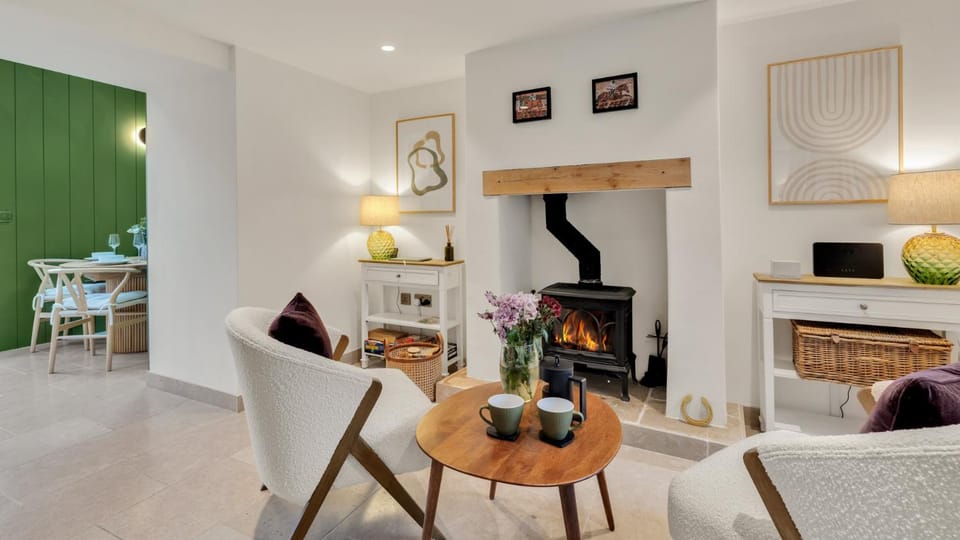 Living room, Seating area, Dining area, fireplace