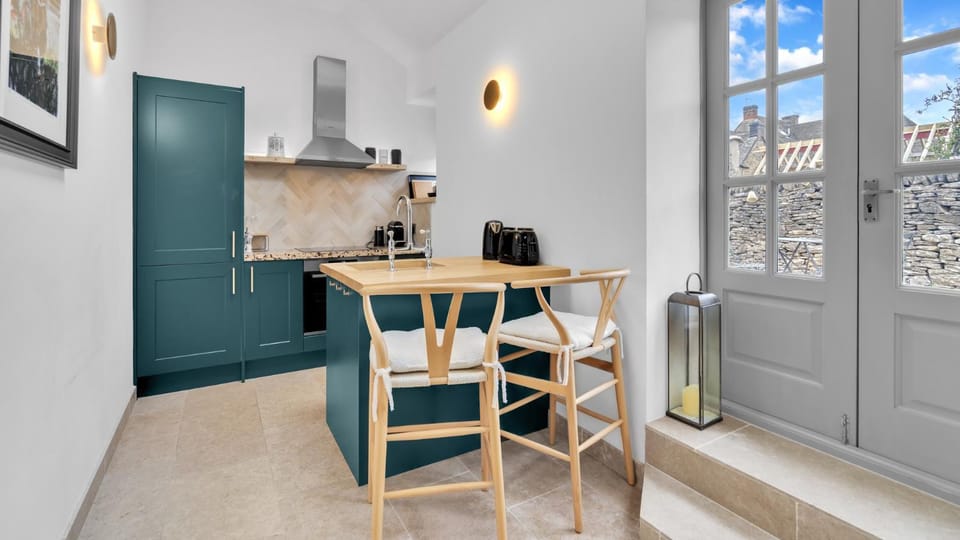 Coffee/tea facilities, Dining area, oven, stove, toaster, kitchen