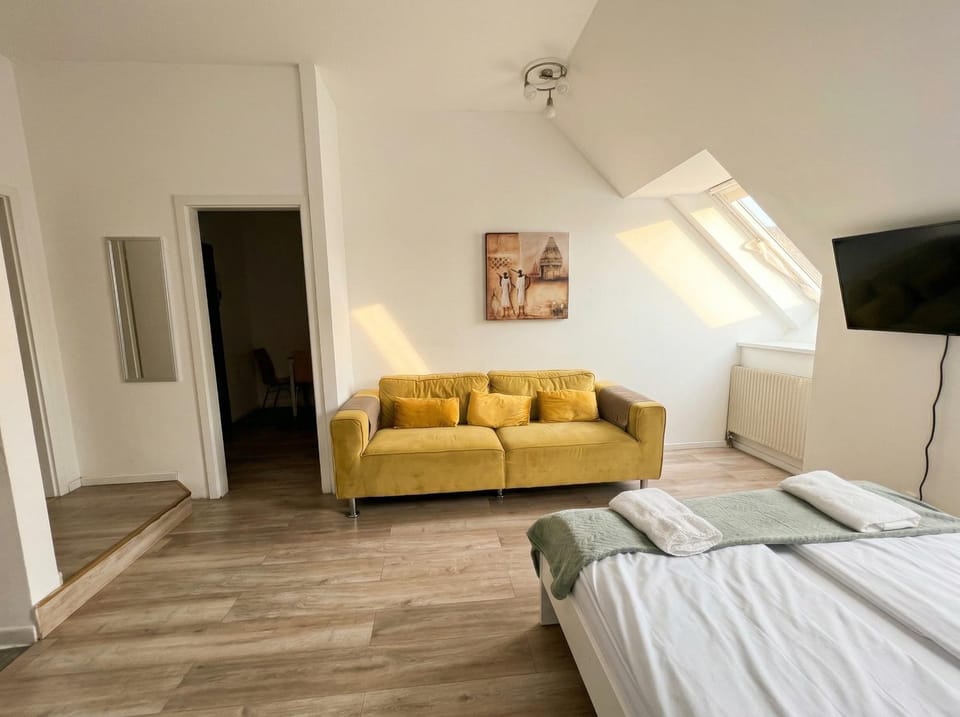 Bed, TV and multimedia, Seating area, Bedroom