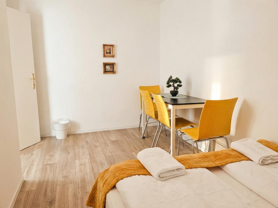 Bed, Seating area, Dining area, Bedroom