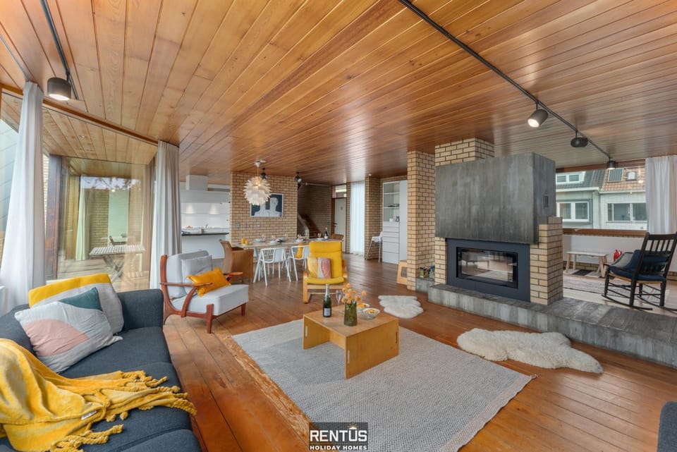 TV and multimedia, Living room, Seating area, Evening entertainment