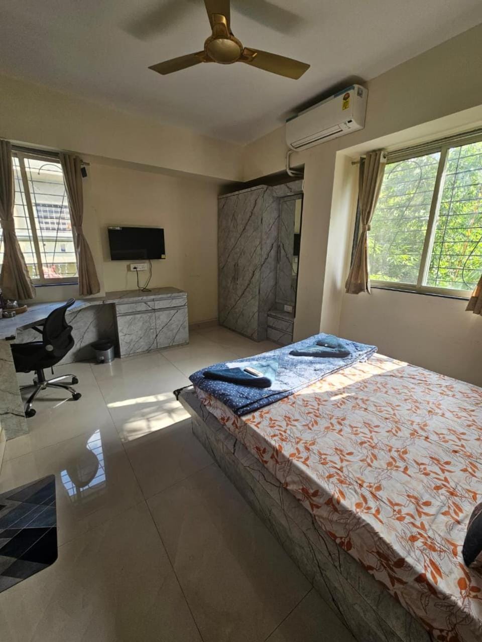 Photo of the whole room, Bedroom, towels