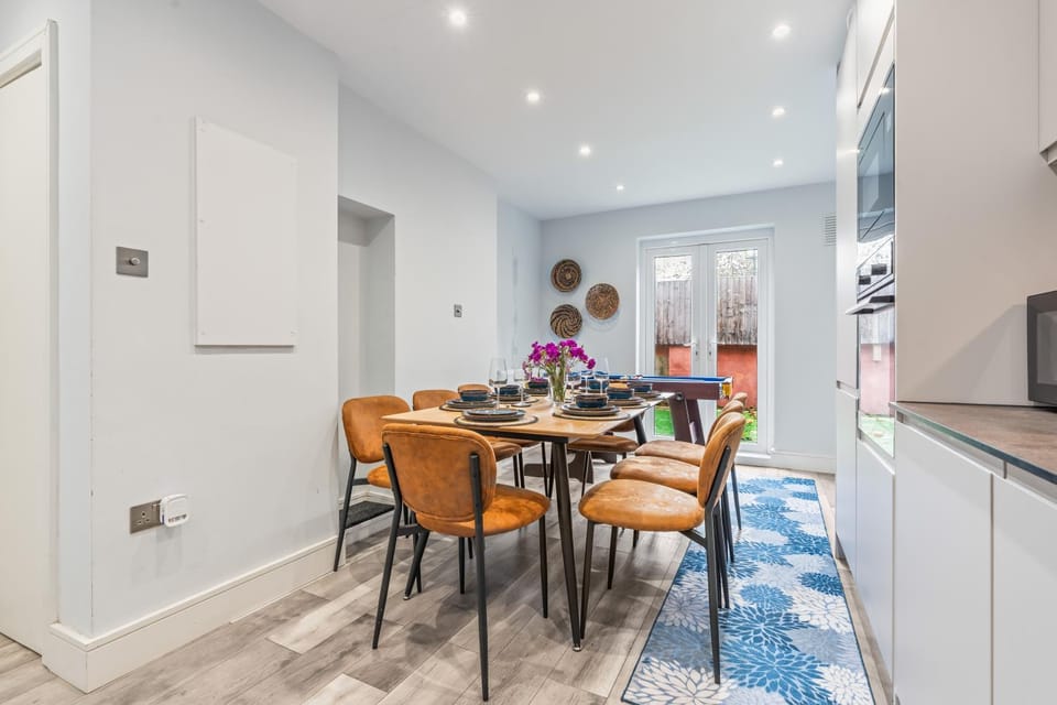 Gorgeous 3BR House with Garden, Pool Table & Near Big Ben House in London Borough of Southwark