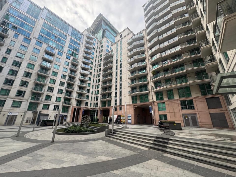 OHH Central Spacious 2BR views Vauxhall Apartment in City of Westminster