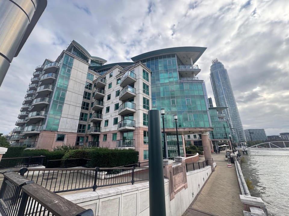 OHH Central Spacious 2BR views Vauxhall Apartment in City of Westminster