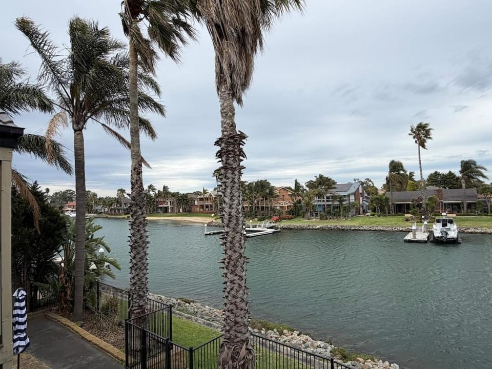Sunrise Deck Lake Naps 5Bedroom Group Getaway House in Melbourne