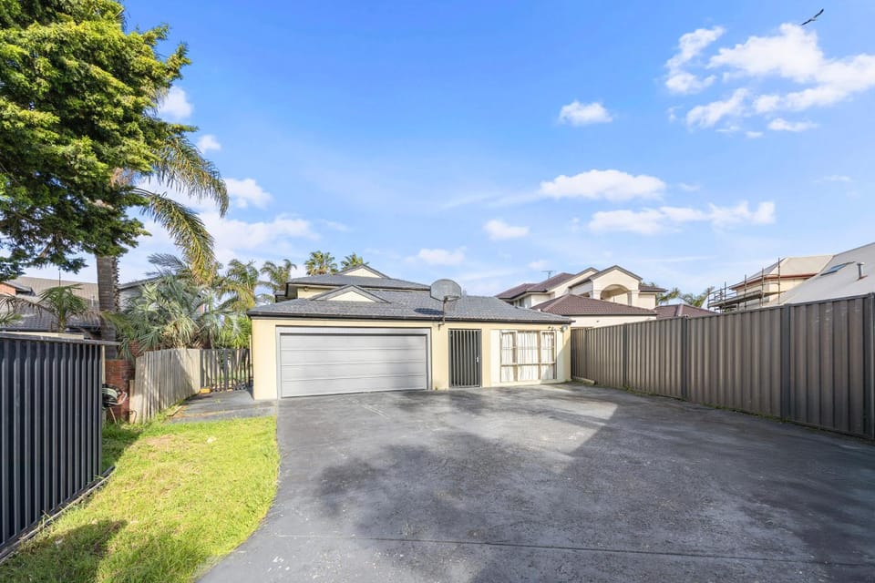 Sunrise Deck Lake Naps 5Bedroom Group Getaway House in Melbourne