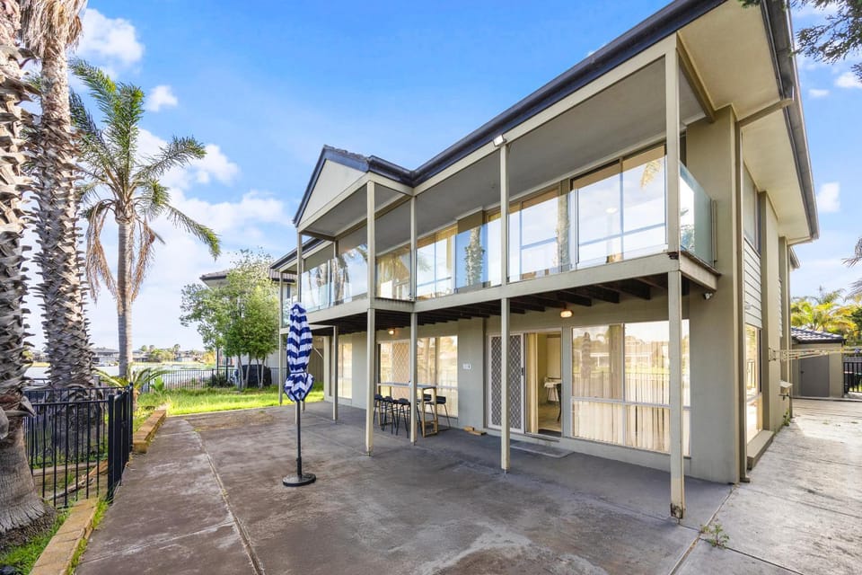 Sunrise Deck Lake Naps 5Bedroom Group Getaway House in Melbourne
