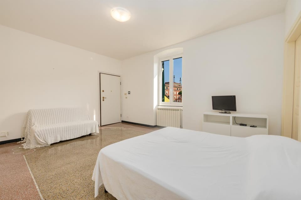 Bed, TV and multimedia, Living room