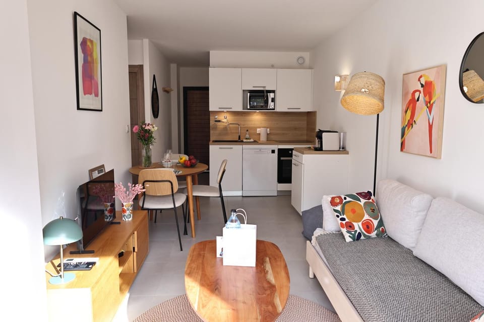 TV and multimedia, Kitchen or kitchenette, Living room, Seating area, Dining area, oven, stove