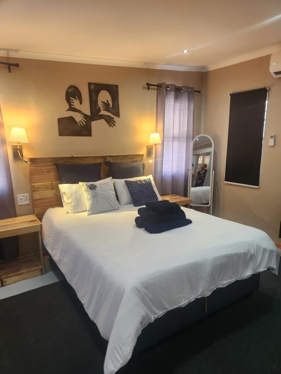 Photo of the whole room, Bedroom