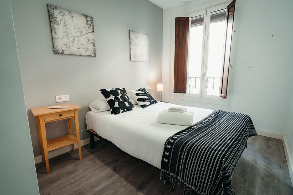 Photo of the whole room, Bedroom