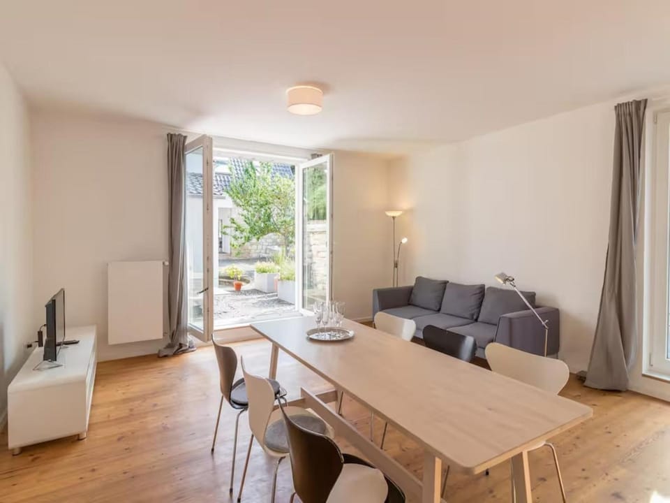 TV and multimedia, Living room, Seating area, Dining area