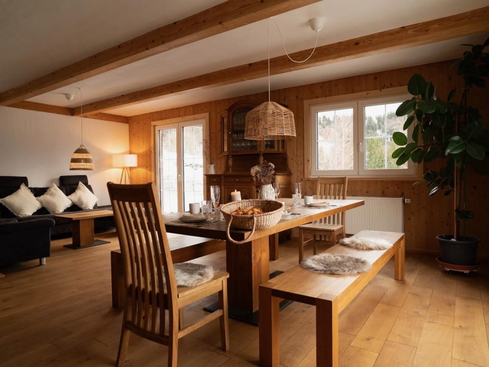Dining area, Food
