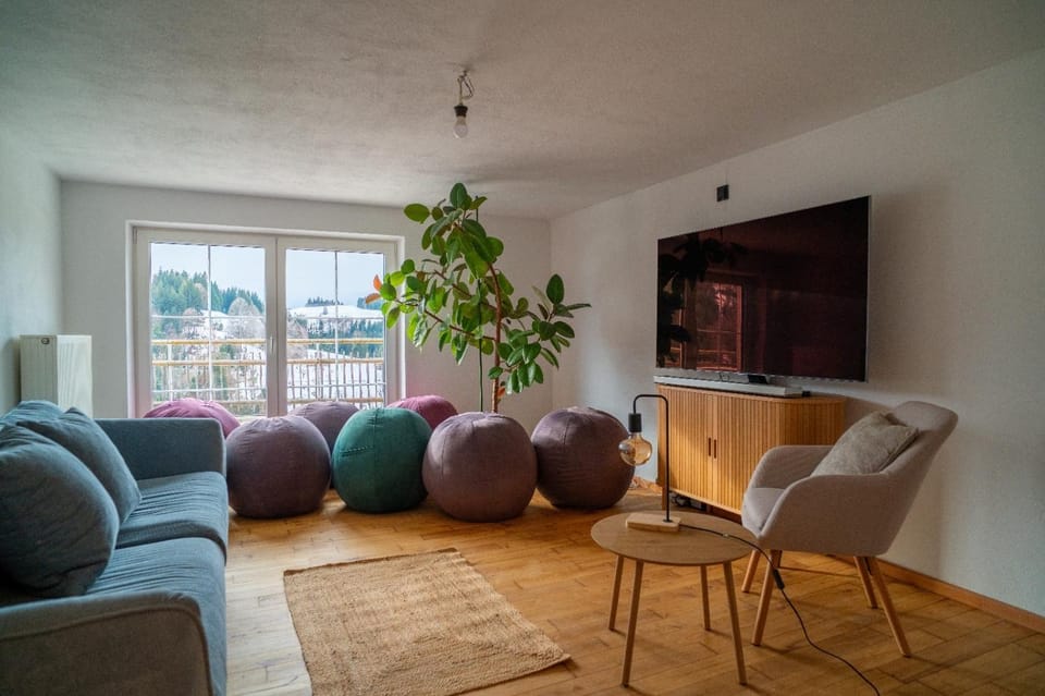 Communal lounge/ TV room, TV and multimedia, Living room, Seating area, Evening entertainment