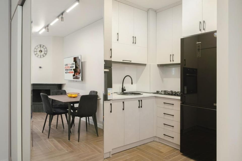 Kitchen or kitchenette, Dining area