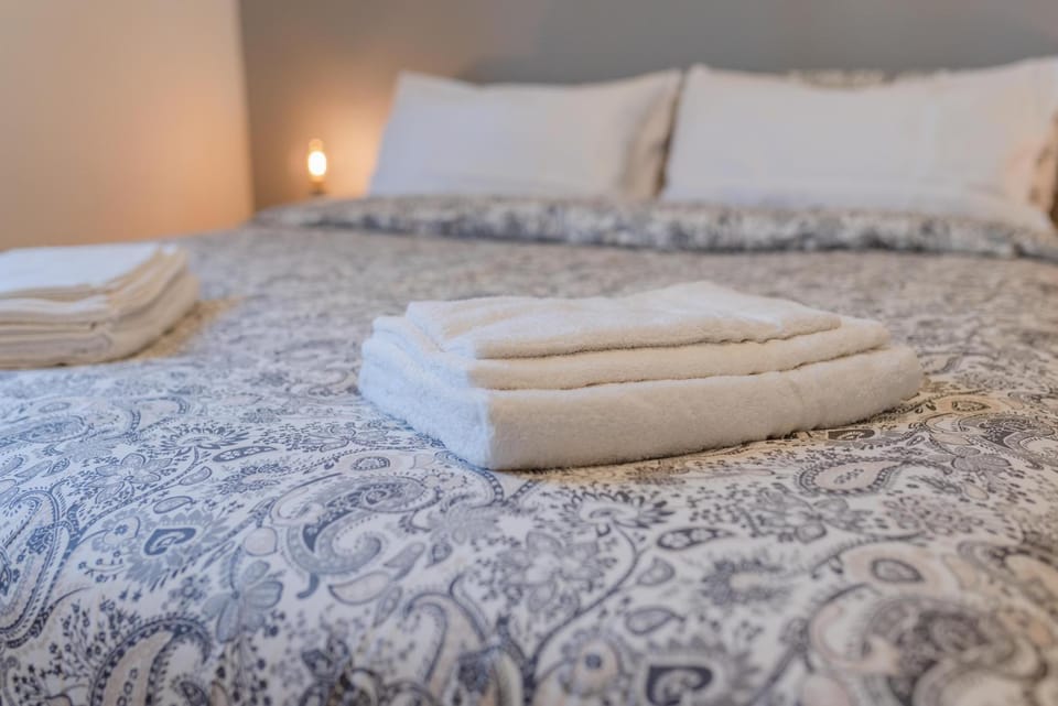 Bed, Photo of the whole room, Bedroom, towels