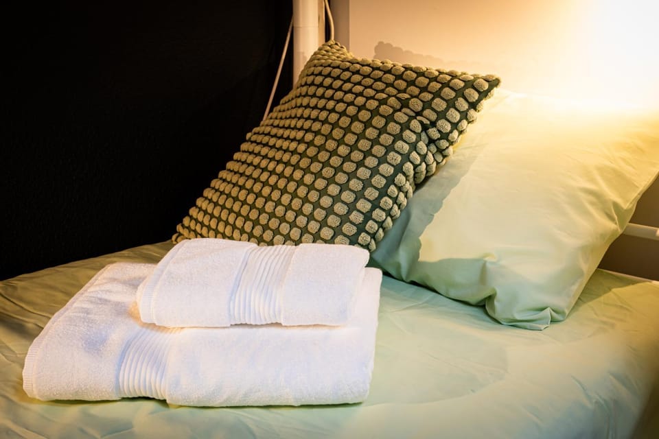Bedroom, towels