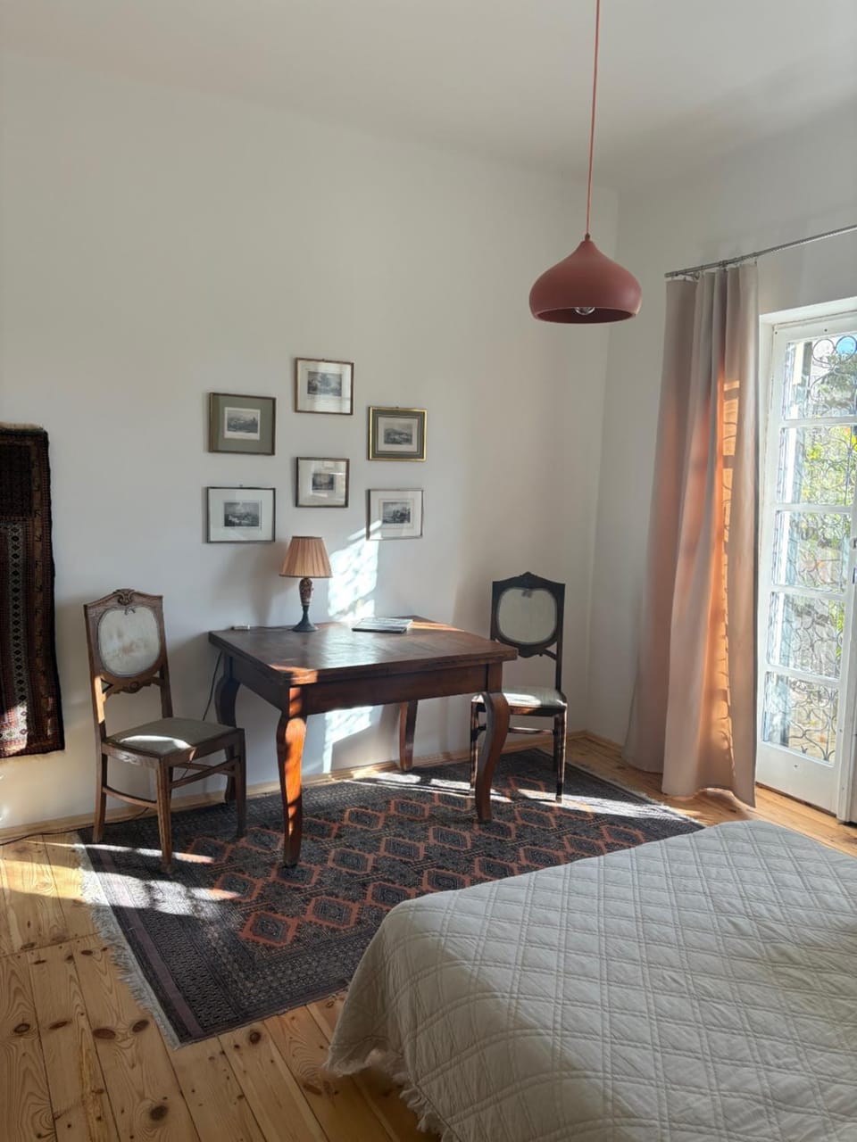 Living room, Photo of the whole room