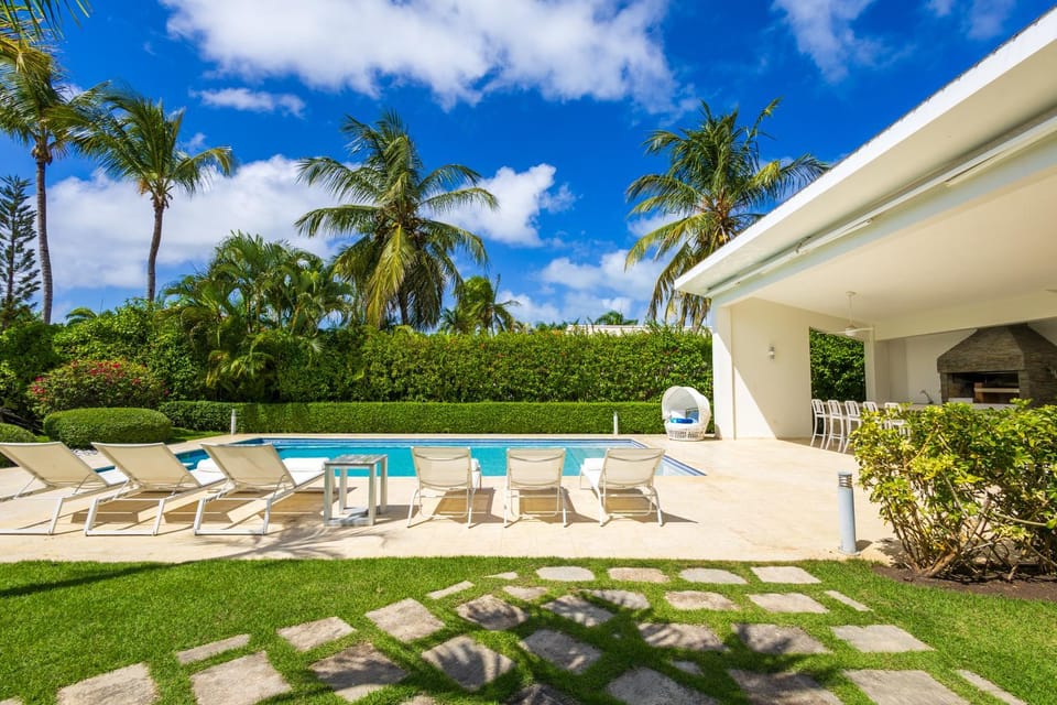 Property building, Swimming pool, sunbed