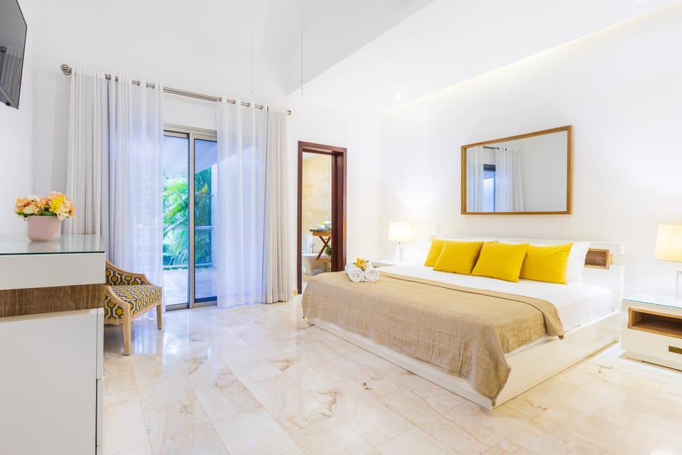 Bed, TV and multimedia, Photo of the whole room, Seating area, Bedroom