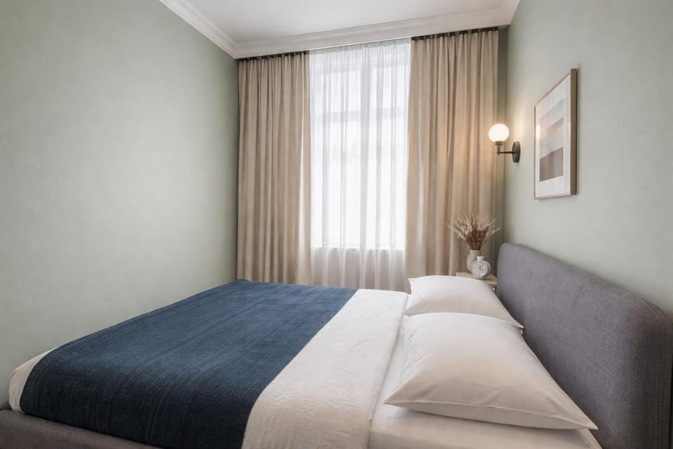 Photo of the whole room, Bedroom