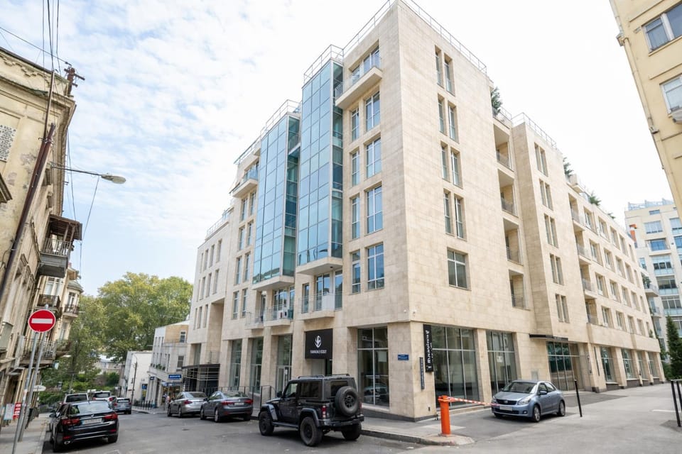 Property building, Day, Neighbourhood, City view, Street view, Location, Parking