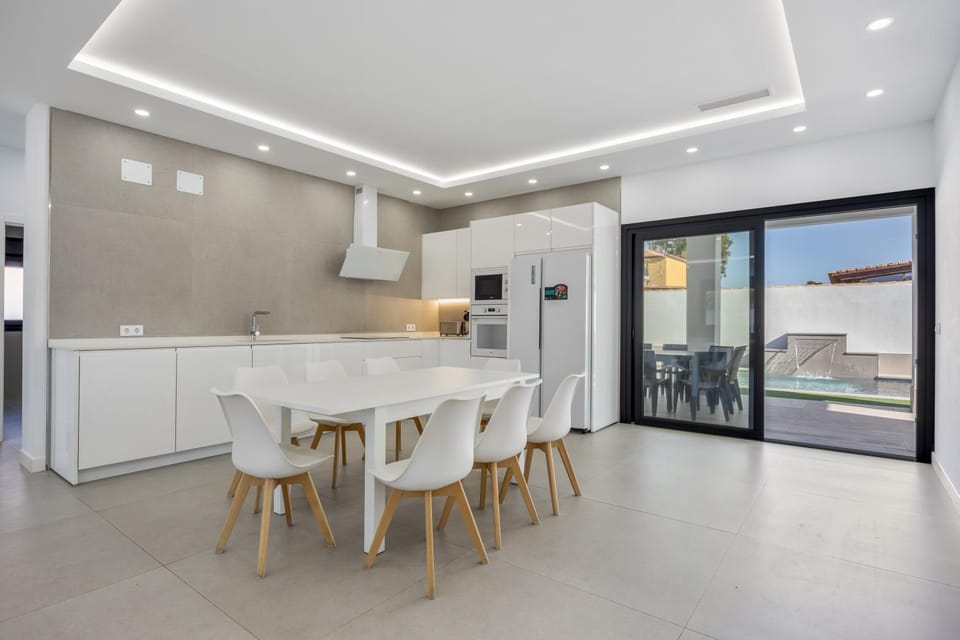 Property building, Kitchen or kitchenette, Living room