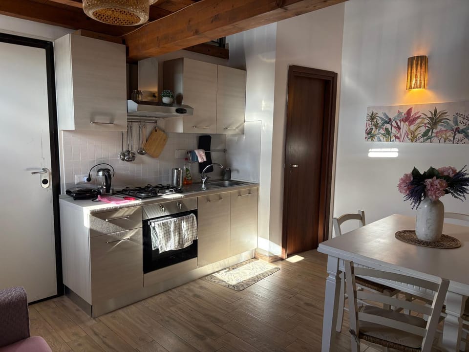 Coffee/tea facilities, Kitchen or kitchenette, Dining area, oven, pet friendly, stove, toaster