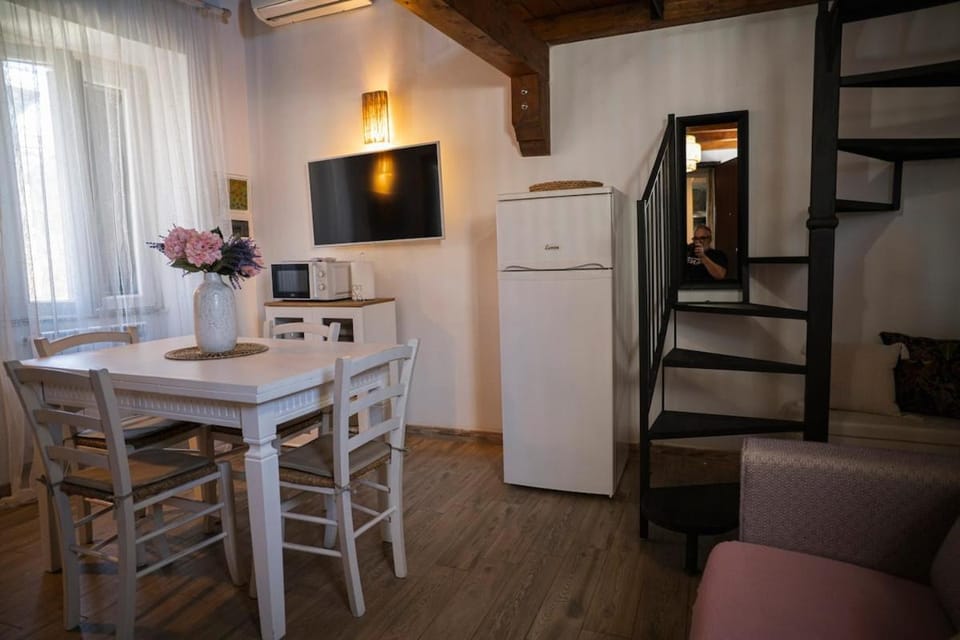 Communal lounge/ TV room, TV and multimedia, Living room, Seating area, Dining area