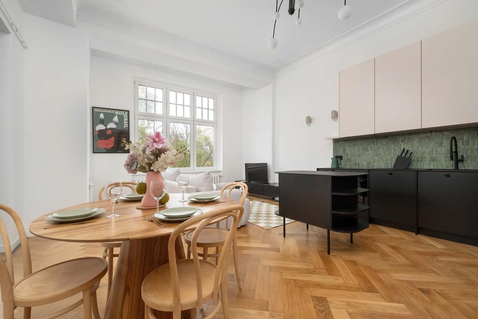 Kitchen or kitchenette, Living room, Seating area, Dining area