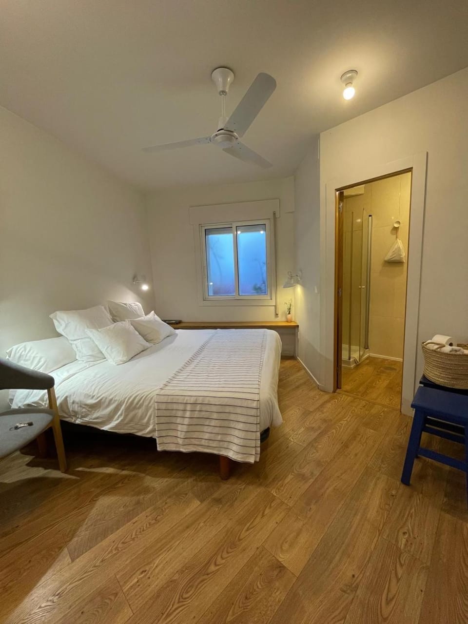 Photo of the whole room, Bedroom, towels
