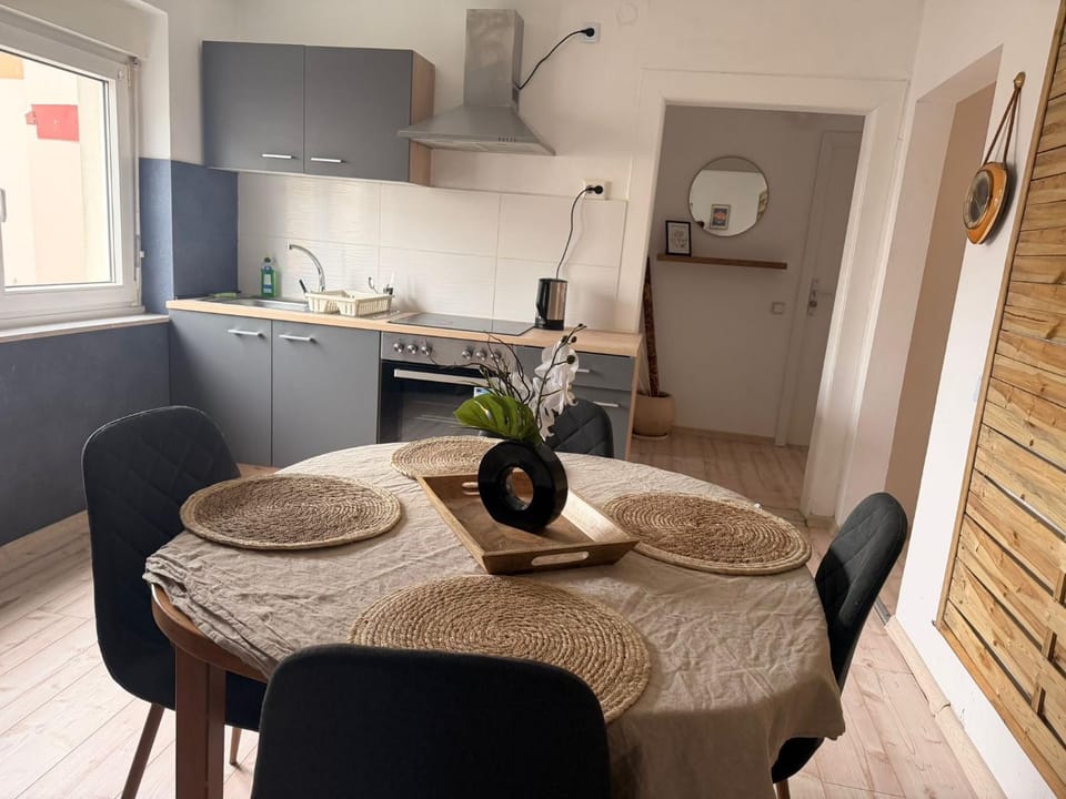 Kitchen or kitchenette, Dining area, stove