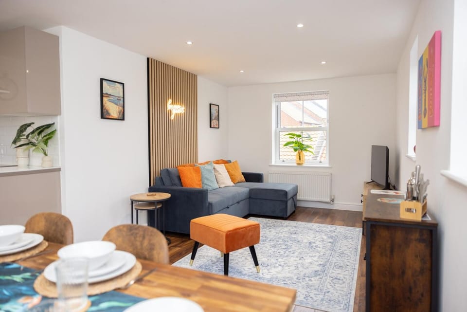 TV and multimedia, Kitchen or kitchenette, Living room, Seating area, Dining area
