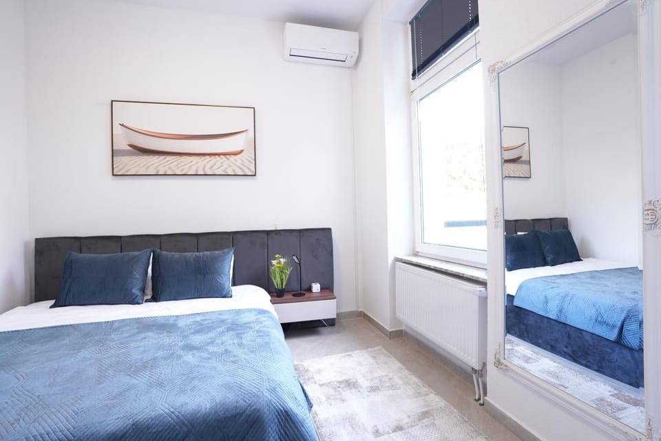 Bed, TV and multimedia, Photo of the whole room, Bedroom, air conditioner