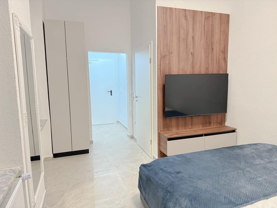 Bed, TV and multimedia, Photo of the whole room, Bedroom, wardrobe