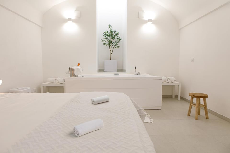 Bed, Hot Tub, Photo of the whole room, Bedroom, towels