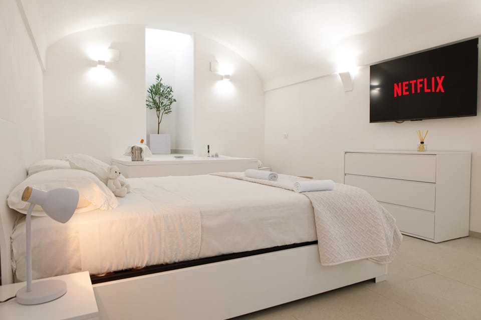 Bed, Hot Tub, TV and multimedia, Photo of the whole room, Bedroom, towels