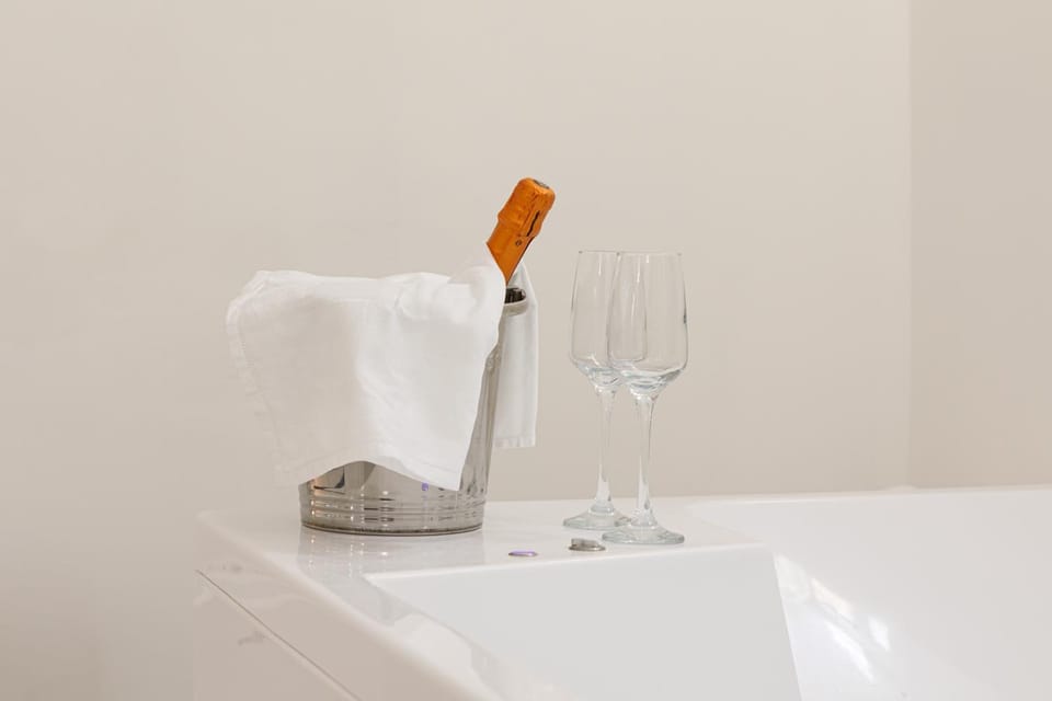 Suite tra Travi Antiche & Idromassaggio - Lusso Moderno nel Cuore di Terracina - 10' dal Mare - Wifi Apartment in Terracina